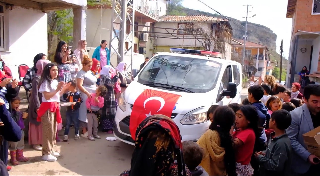 polis ekipleri ihbarla gittikleri mahallede kutlamayla karsilandi 0 LlVSCf46