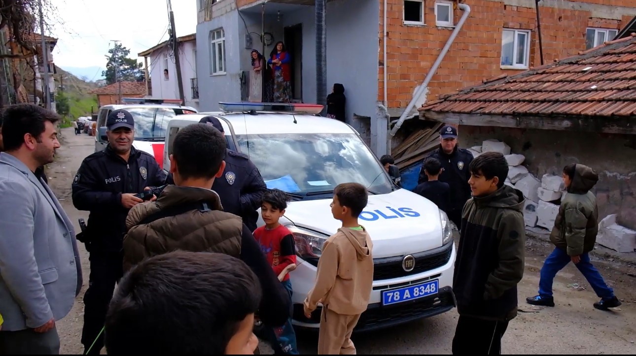 polis ekipleri ihbarla gittikleri mahallede kutlamayla karsilandi 1