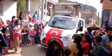 polis-ekipleri-ihbarla-gittikleri-mahallede-kutlamayla-karsilandi-kjgGN7fV.jpg