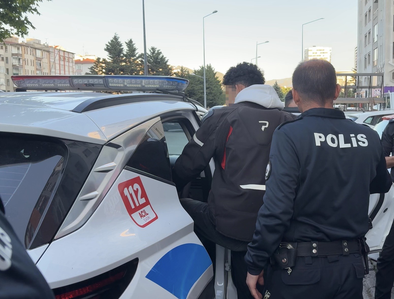 polis ekipleri kiz arkadasina zarar verecegi iddia edilen sahsi yakaladi 0 Kl5wHBXj