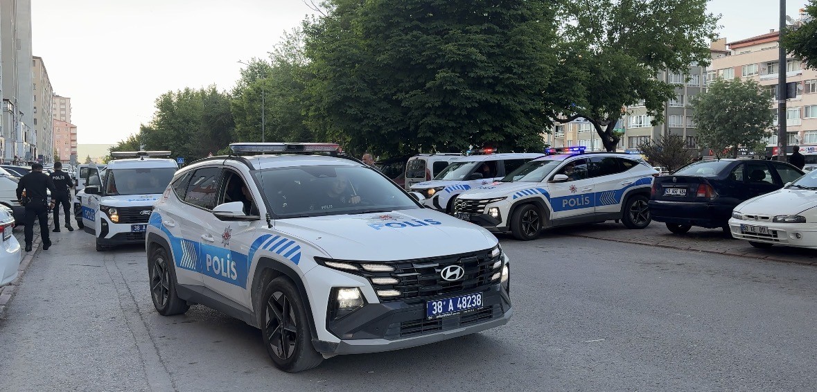polis ekipleri kiz arkadasina zarar verecegi iddia edilen sahsi yakaladi 1 OUXYXaKH