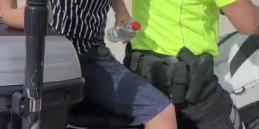 polis-ekipleri-ogrenciyi-sinava-yetistirmek-icin-zamanla-yaristi-SMI6rWAu.jpg