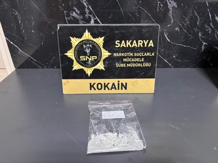 polis ekiplerinin durdurdugu aractan kokain cikti surucu tutuklandi 0 O1GisBJ1