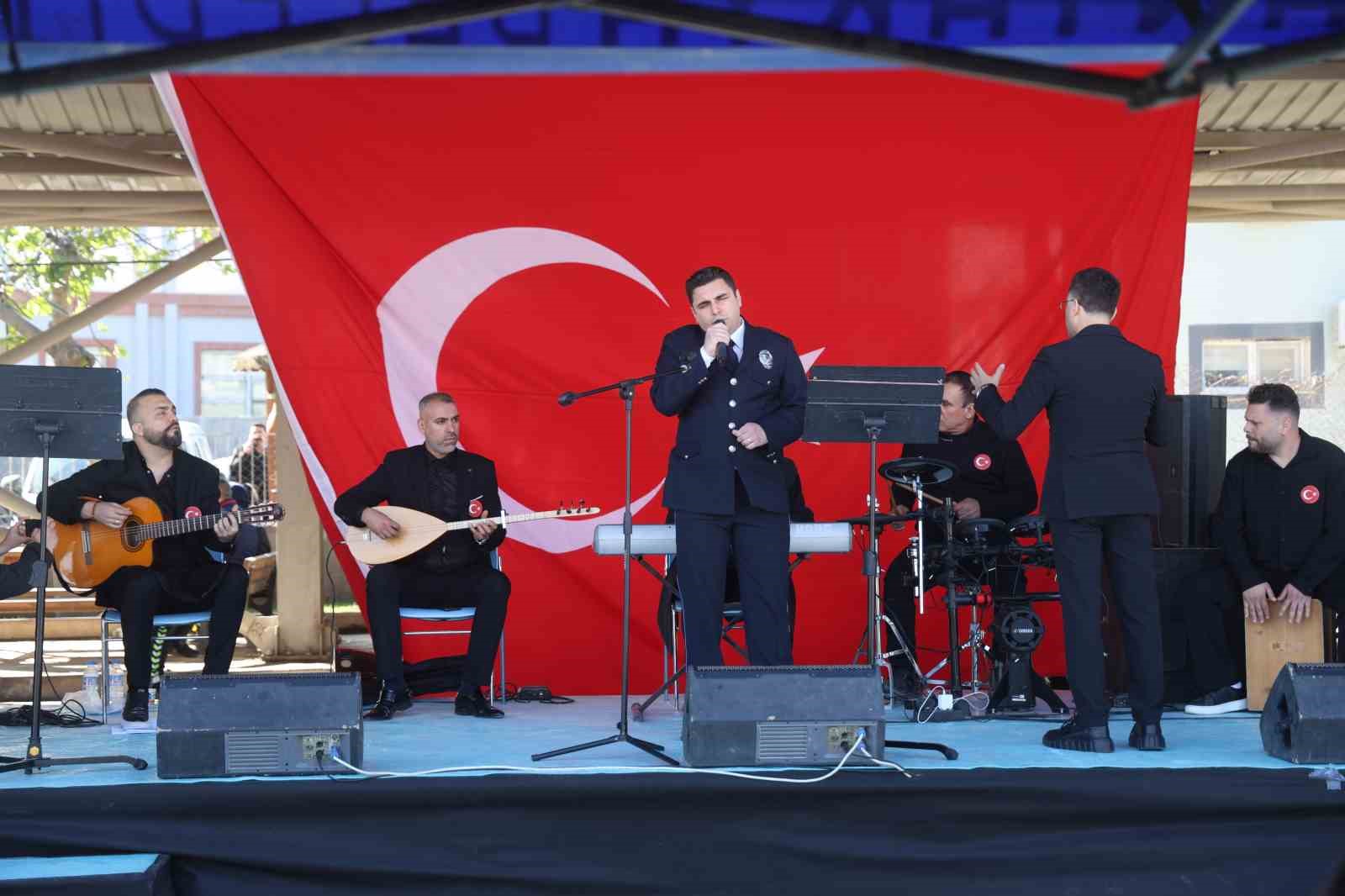 Polis Haftası etkinliğinde şarkı ve türkü söyleyen polisler, ünlü sanatçıları aratmadılar 5 polis haftasi etkinliginde sarki ve turku soyleyen polisler unlu sanatcilari aratmadilar 1 E7eABVEM