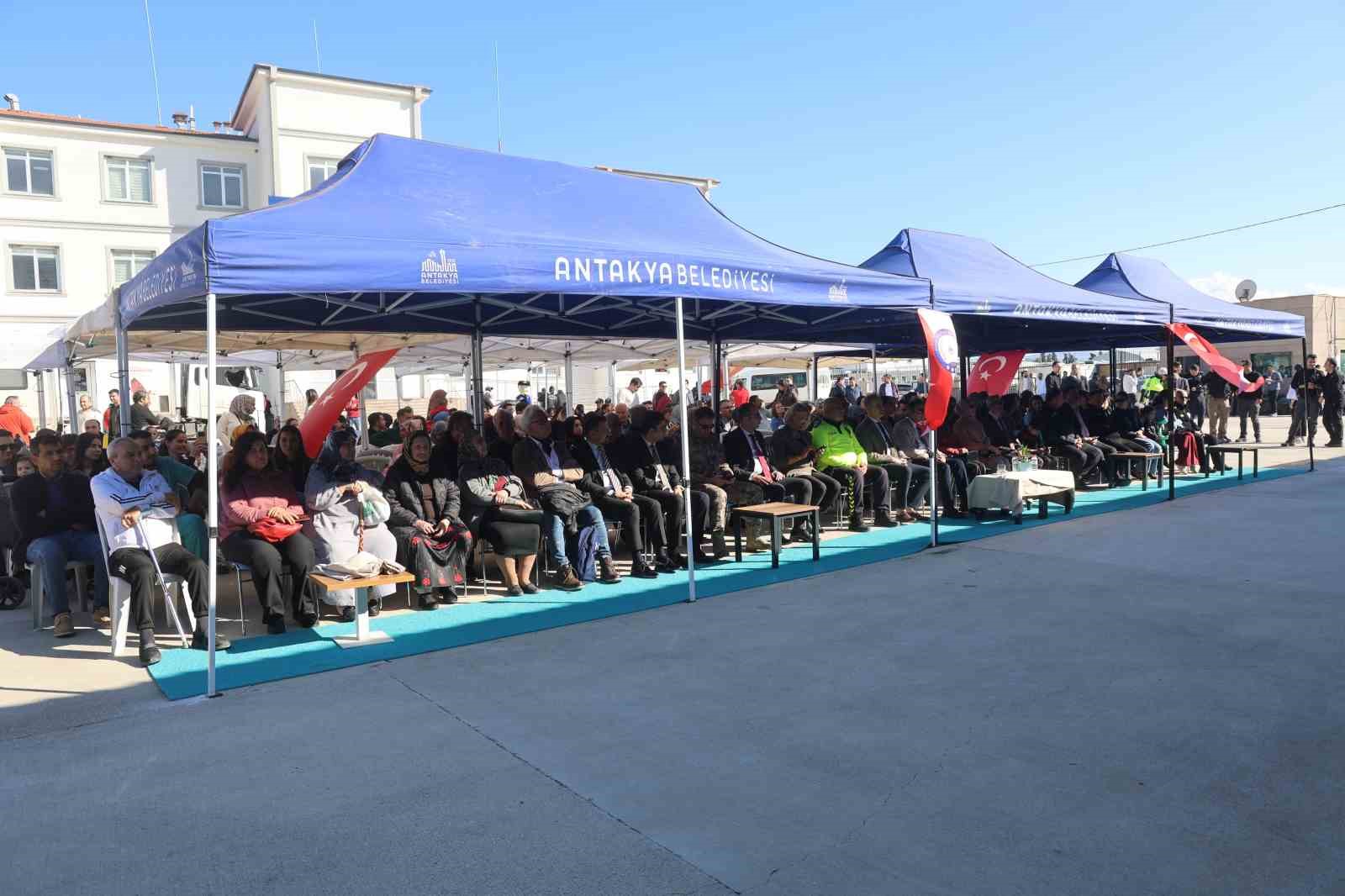 Polis Haftası etkinliğinde şarkı ve türkü söyleyen polisler, ünlü sanatçıları aratmadılar 7 polis haftasi etkinliginde sarki ve turku soyleyen polisler unlu sanatcilari aratmadilar 3 sL6sfR9n