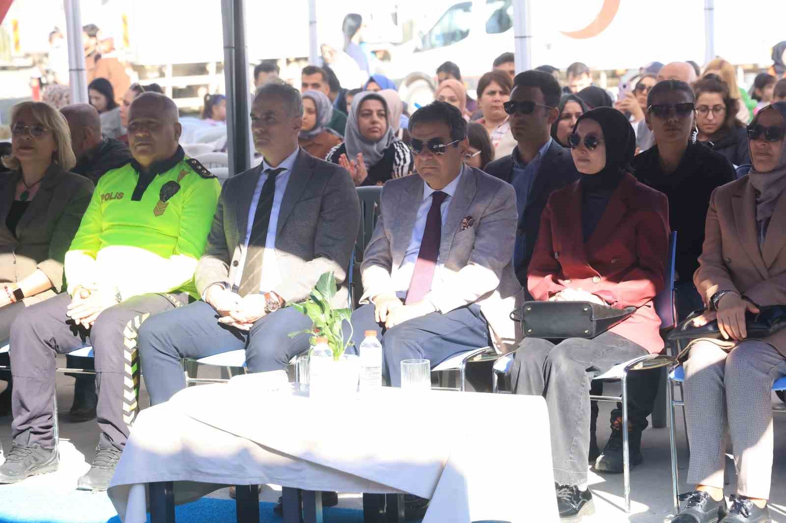 Polis Haftası etkinliğinde şarkı ve türkü söyleyen polisler, ünlü sanatçıları aratmadılar 8 polis haftasi etkinliginde sarki ve turku soyleyen polisler unlu sanatcilari aratmadilar 4 JtHQH75G