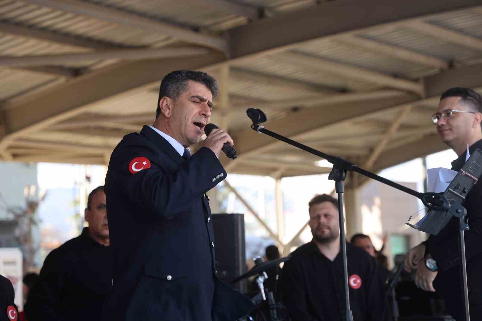 Polis Haftası etkinliğinde şarkı ve türkü söyleyen polisler, ünlü sanatçıları aratmadılar 9 polis haftasi etkinliginde sarki ve turku soyleyen polisler unlu sanatcilari aratmadilar 5 wm1hQd5q