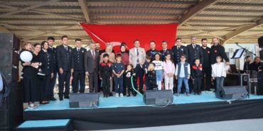 polis-haftasi-etkinliginde-sarki-ve-turku-soyleyen-polisler-unlu-sanatcilari-aratmadilar-r9Q9zKLC.jpg