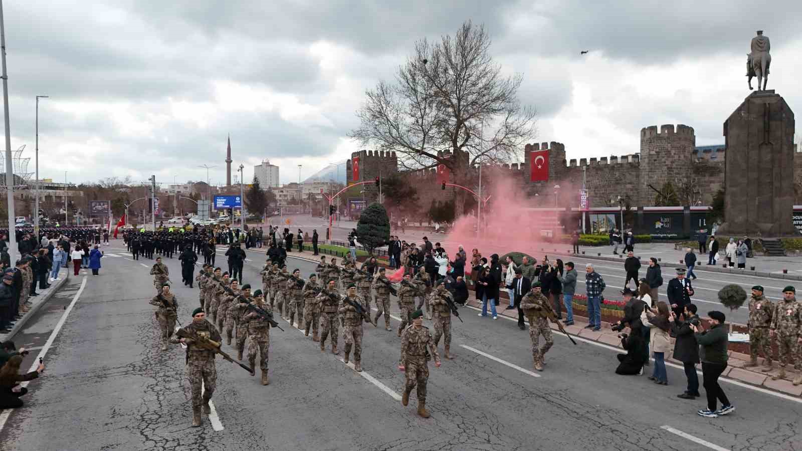 Polis haftasında Özel Harekat’tan nefes kesen gösteri 4 polis haftasinda ozel harekattan nefes kesen gosteri 0