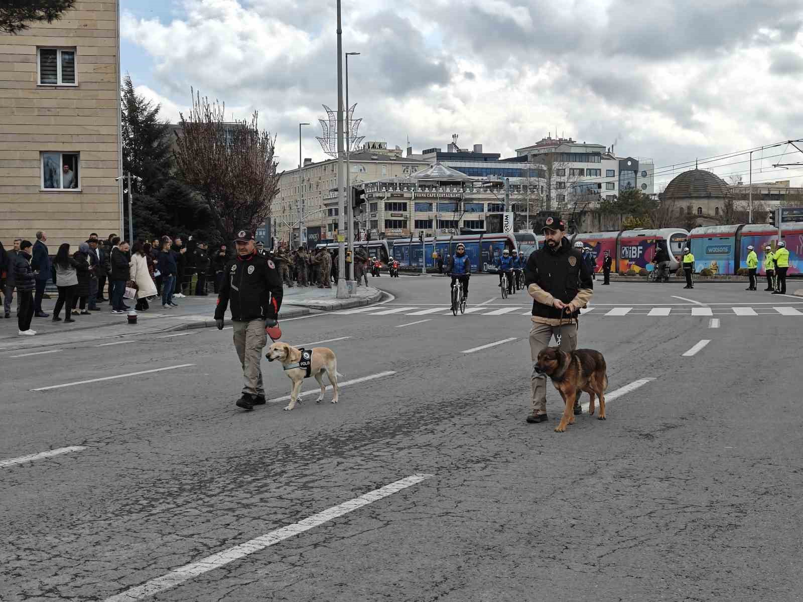 Polis haftasında Özel Harekat’tan nefes kesen gösteri 12 polis haftasinda ozel harekattan nefes kesen gosteri 8 Tews13P8