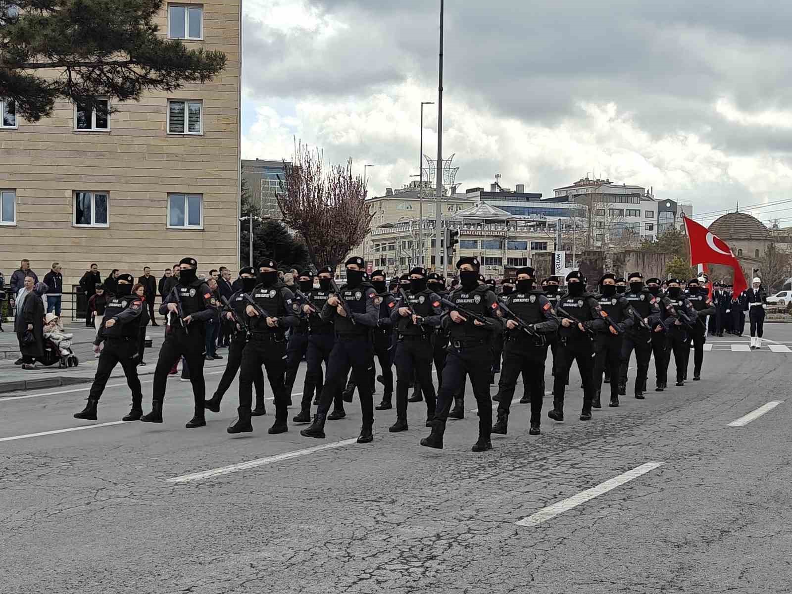 Polis haftasında Özel Harekat’tan nefes kesen gösteri 13 polis haftasinda ozel harekattan nefes kesen gosteri 9 j4MU6LAy