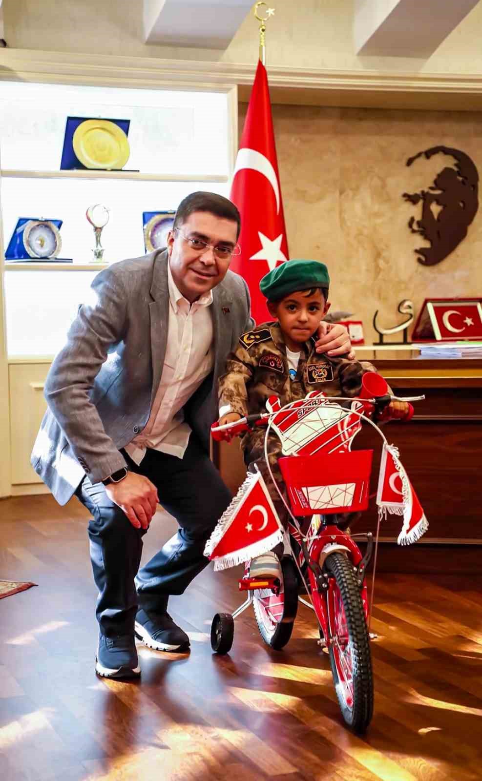 Polis helikopterine bayrak sallayan çocuğa bisiklet hediye edildi 4 polis helikopterine bayrak sallayan cocuga bisiklet hediye edildi 0 klF3HnLn