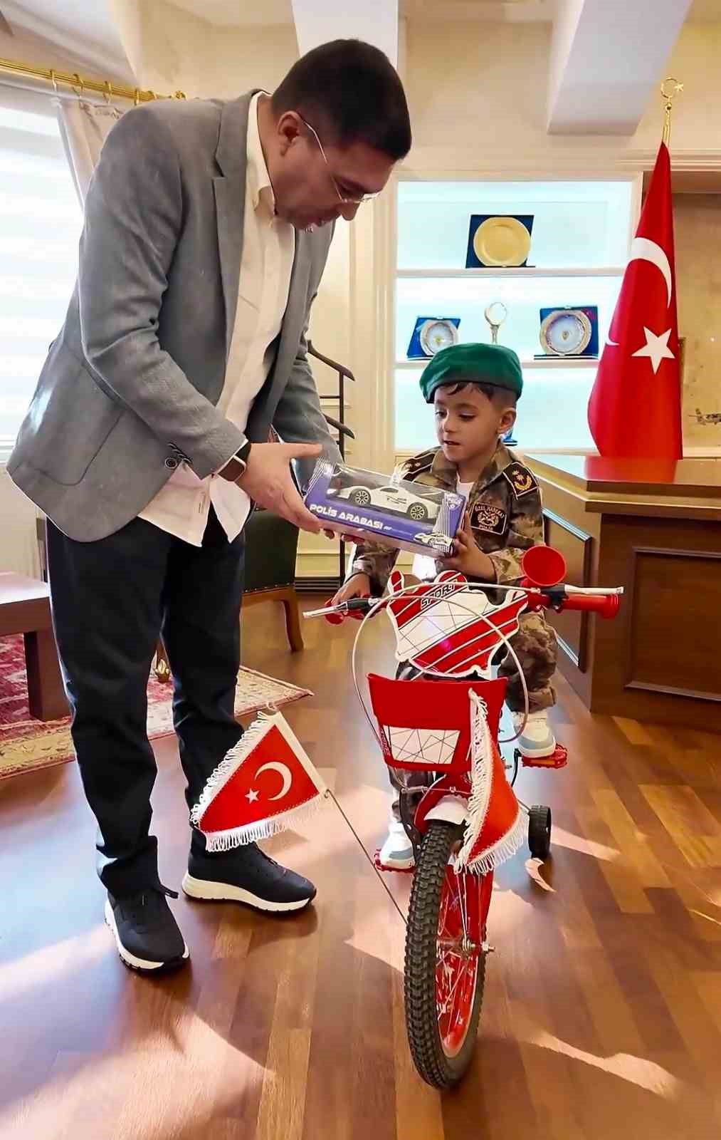 Polis helikopterine bayrak sallayan çocuğa bisiklet hediye edildi 5 polis helikopterine bayrak sallayan cocuga bisiklet hediye edildi 1
