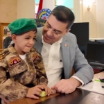 polis-helikopterine-bayrak-sallayan-cocuga-bisiklet-hediye-edildi-6fIpzlEQ.jpg