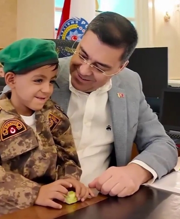 polis-helikopterine-bayrak-sallayan-cocuga-bisiklet-hediye-edildi-6fIpzlEQ.jpg