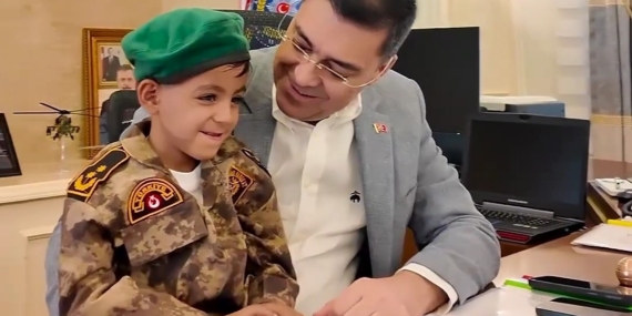 polis-helikopterine-bayrak-sallayan-cocuga-bisiklet-hediye-edildi-6fIpzlEQ.jpg