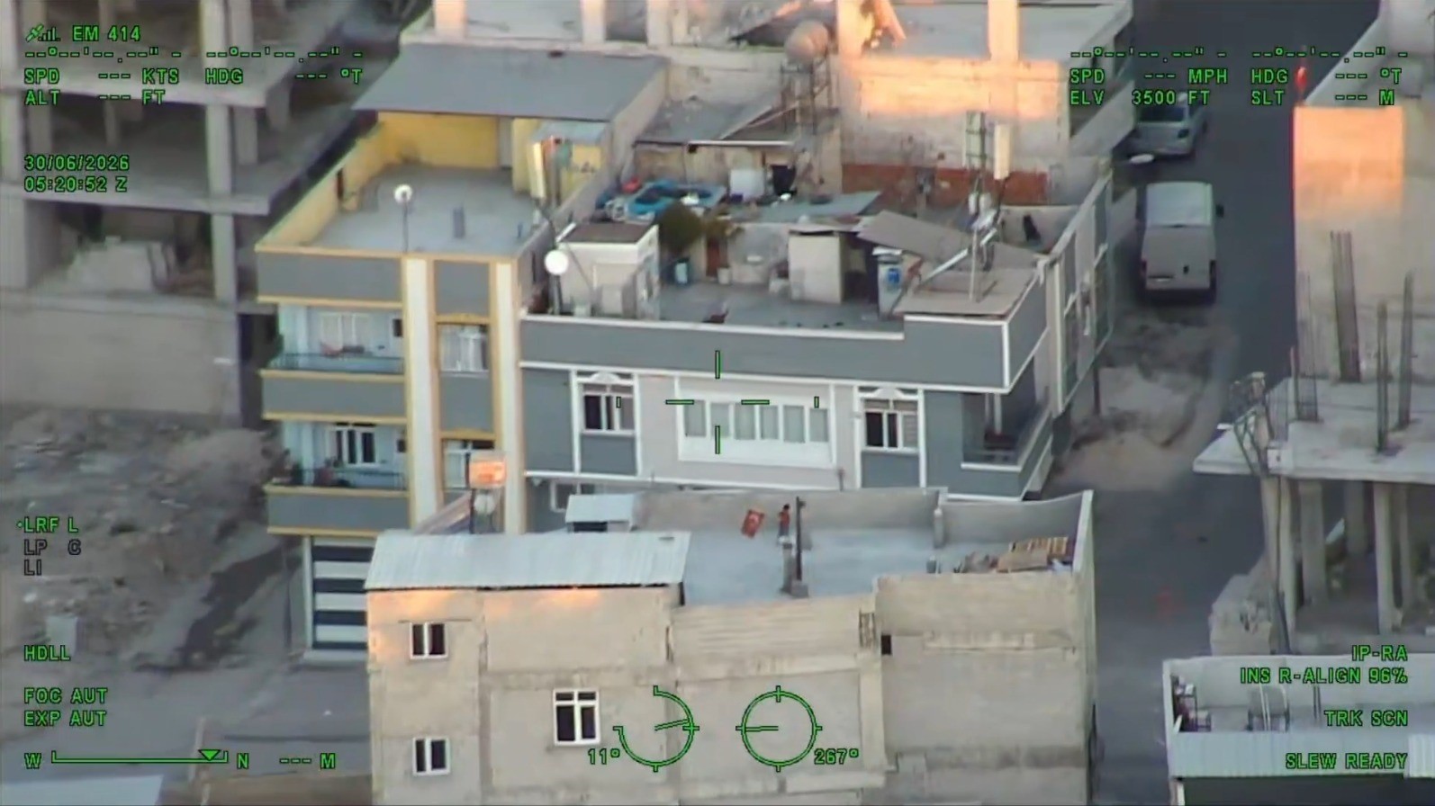 Polis helikopterini Türk bayrağıyla selamlayan çocuk ilgi odağı oldu 5 polis helikopterini turk bayragiyla selamlayan cocuk ilgi odagi oldu 1 gHQjuLeV