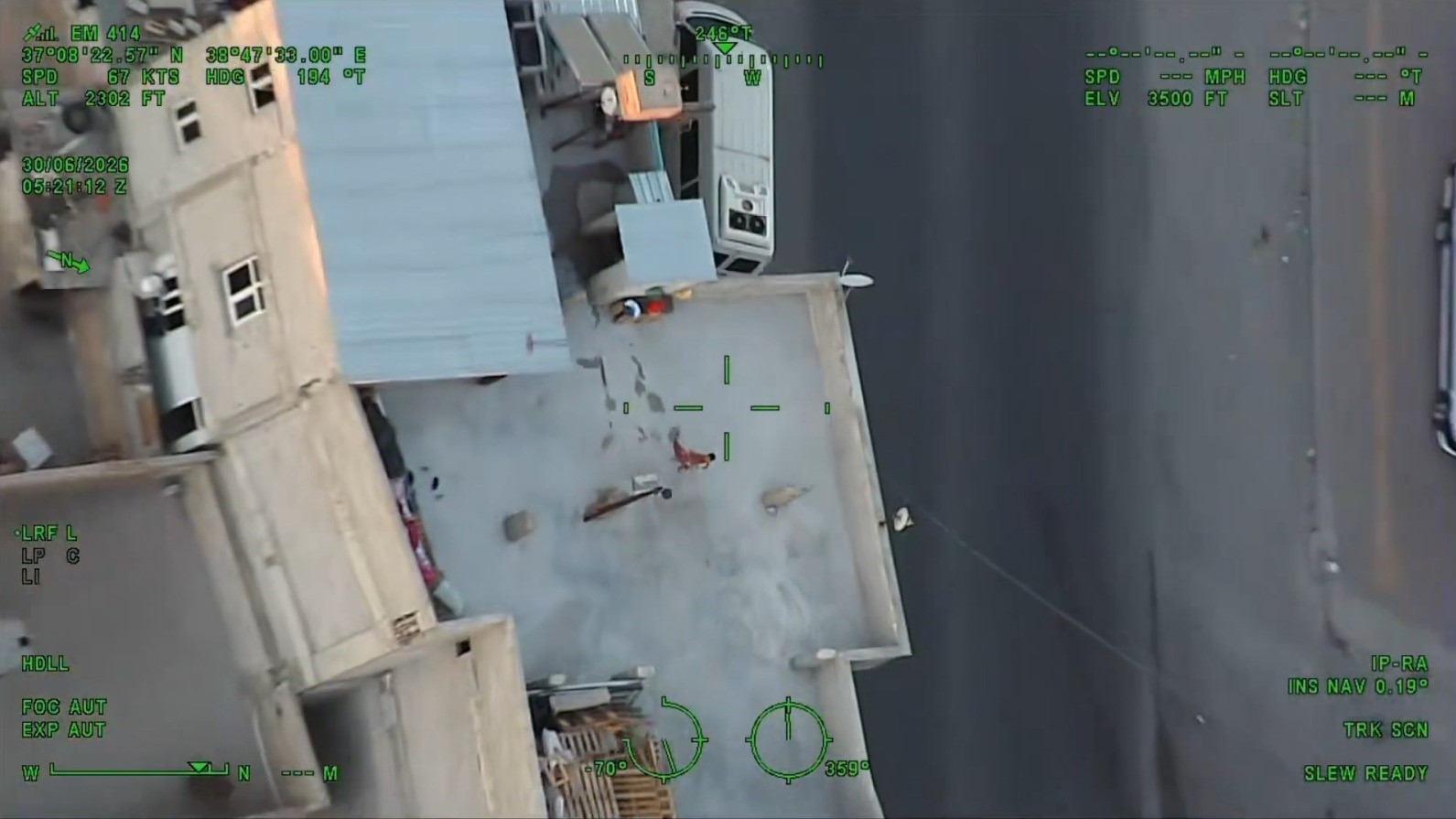 Polis helikopterini Türk bayrağıyla selamlayan çocuk ilgi odağı oldu 6 polis helikopterini turk bayragiyla selamlayan cocuk ilgi odagi oldu 2 XcRAIOiP