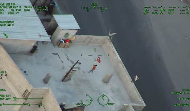 polis-helikopterini-turk-bayragiyla-selamlayan-cocuk-ilgi-odagi-oldu-yGTI51hT.jpg