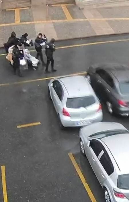 polis kalkani bebegi ve annesini firtinadan korudu 0 SyFajXZs