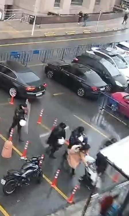 polis kalkani bebegi ve annesini firtinadan korudu 1 OsFSsrwv