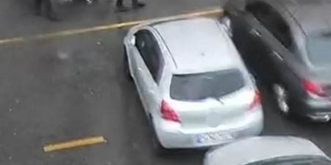polis-kalkani-bebegi-ve-annesini-firtinadan-korudu-c4sbqMOu.jpg