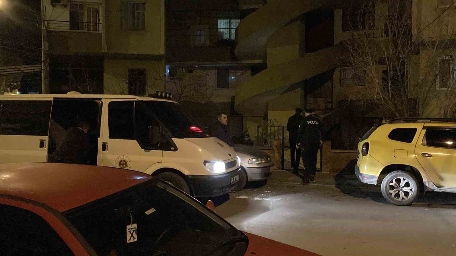 polis kavga ihbarina gitti banyoda cesetle karsilasti 3 gozalti 3 cP3GUj4Q