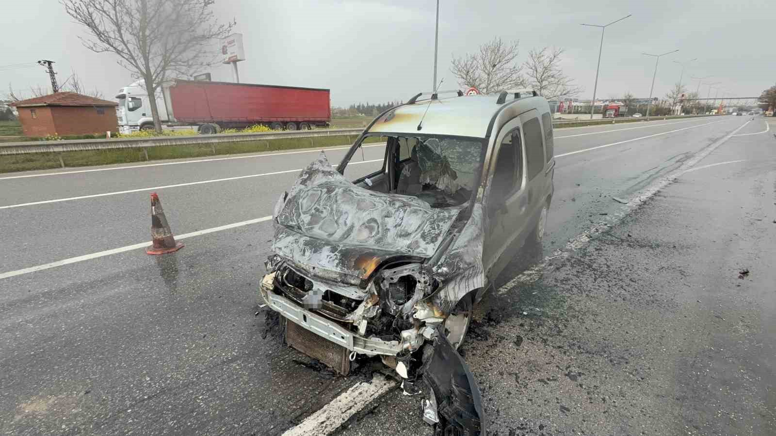 Polis kontrol noktasına metreler kala faciadan dönüldü, yanan araçtan sürücü son anda kurtarıldı 5 polis kontrol noktasina metreler kala faciadan donuldu yanan aractan surucu son anda kurtarildi 1 BcLzGWIZ
