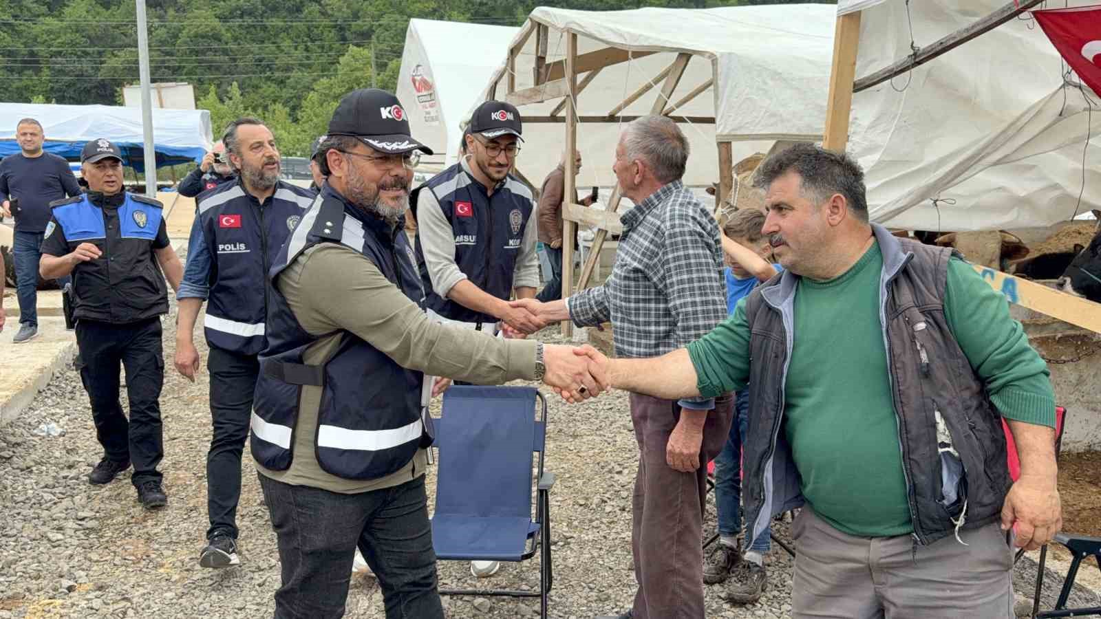 polis kurban pazarinda vatandaslari dolandiriciliga karsi uyardi 1 U9dDSfPZ