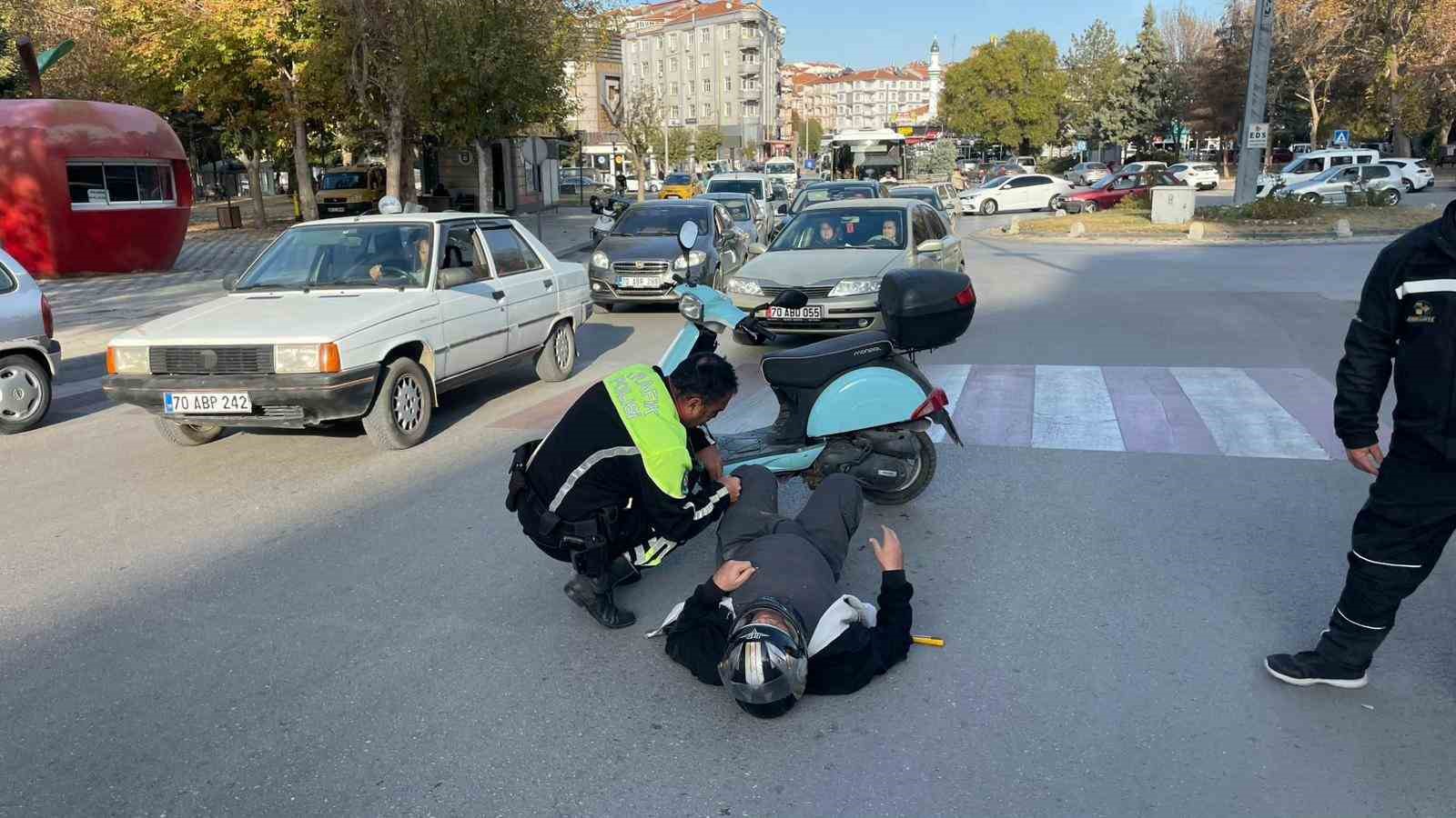 polis memuru ambulans gelene kadar yaralinin basindan ayrilmadi 1 esrgCVUB