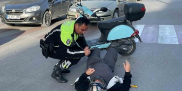 polis-memuru-ambulans-gelene-kadar-yaralinin-basindan-ayrilmadi-cZH7LRYg.jpg