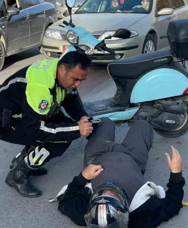 polis-memuru-ambulans-gelene-kadar-yaralinin-basindan-ayrilmadi-cZH7LRYg.jpg