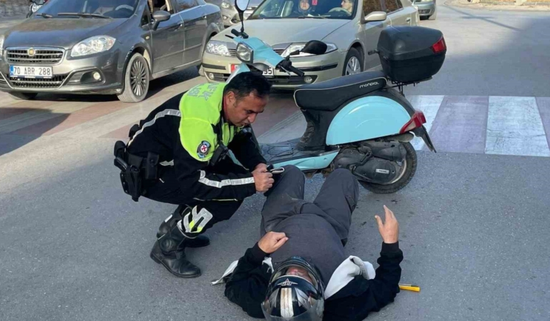 polis-memuru-ambulans-gelene-kadar-yaralinin-basindan-ayrilmadi-cZH7LRYg.jpg