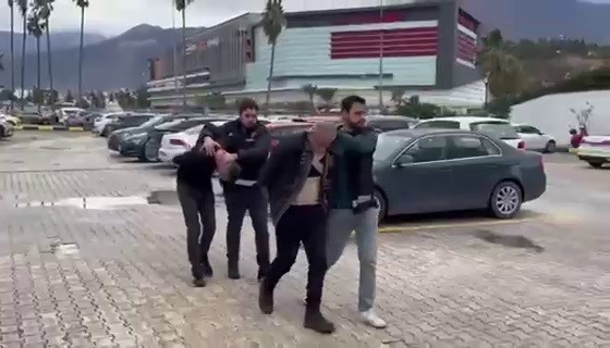 polis memuruna kafa atan ve hakaret eden sahis tutuklandi 0 as4XyRge