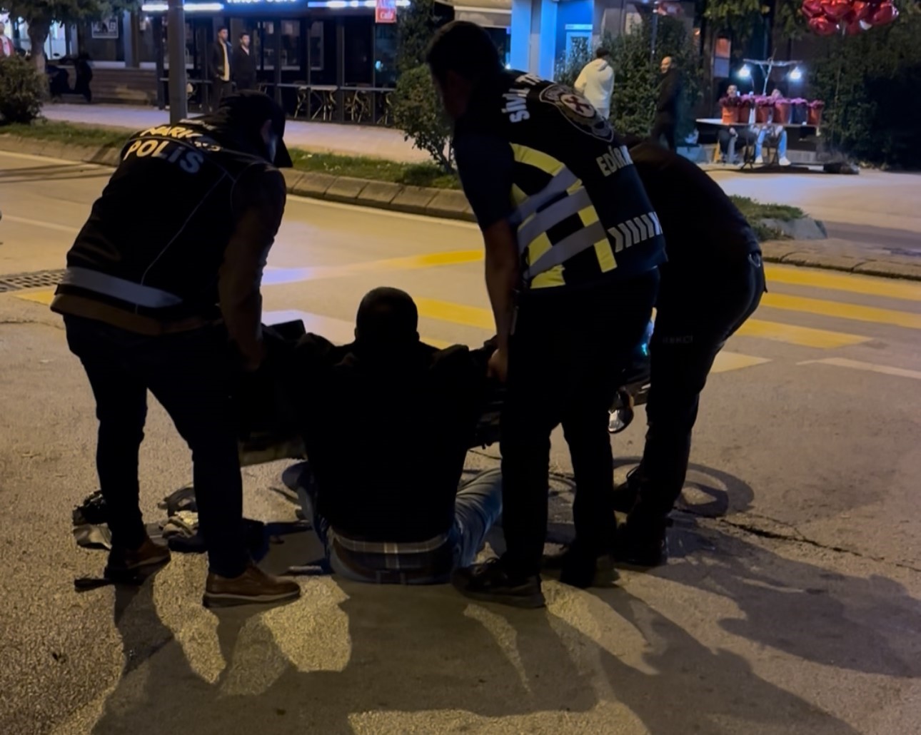 Polis noktasından geçerken alkolün etkisiyle yere düştü, yakayı ele verdi 4 polis noktasindan gecerken alkolun etkisiyle yere dustu yakayi ele verdi 0