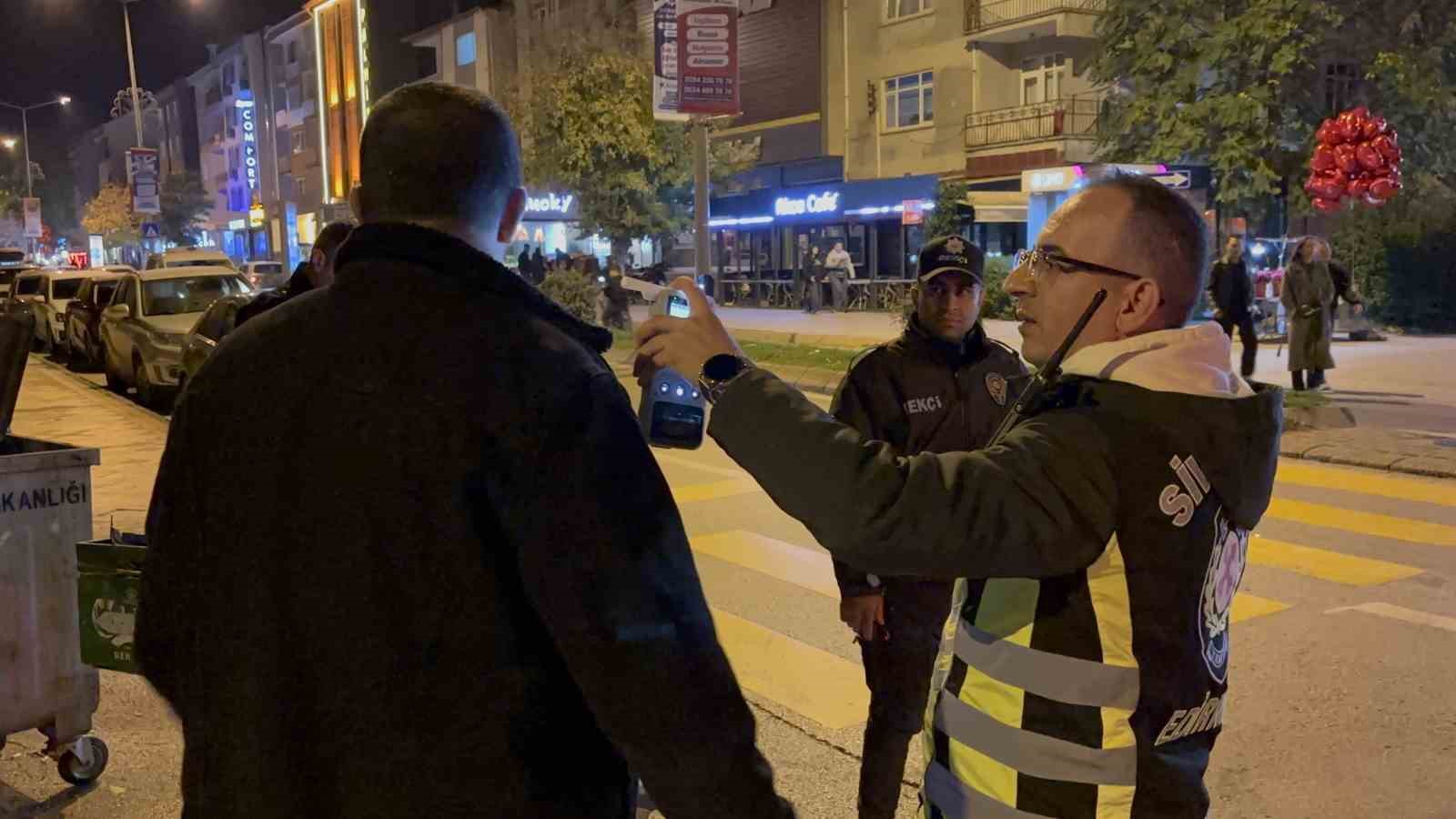 Polis noktasından geçerken alkolün etkisiyle yere düştü, yakayı ele verdi 5 polis noktasindan gecerken alkolun etkisiyle yere dustu yakayi ele verdi 1