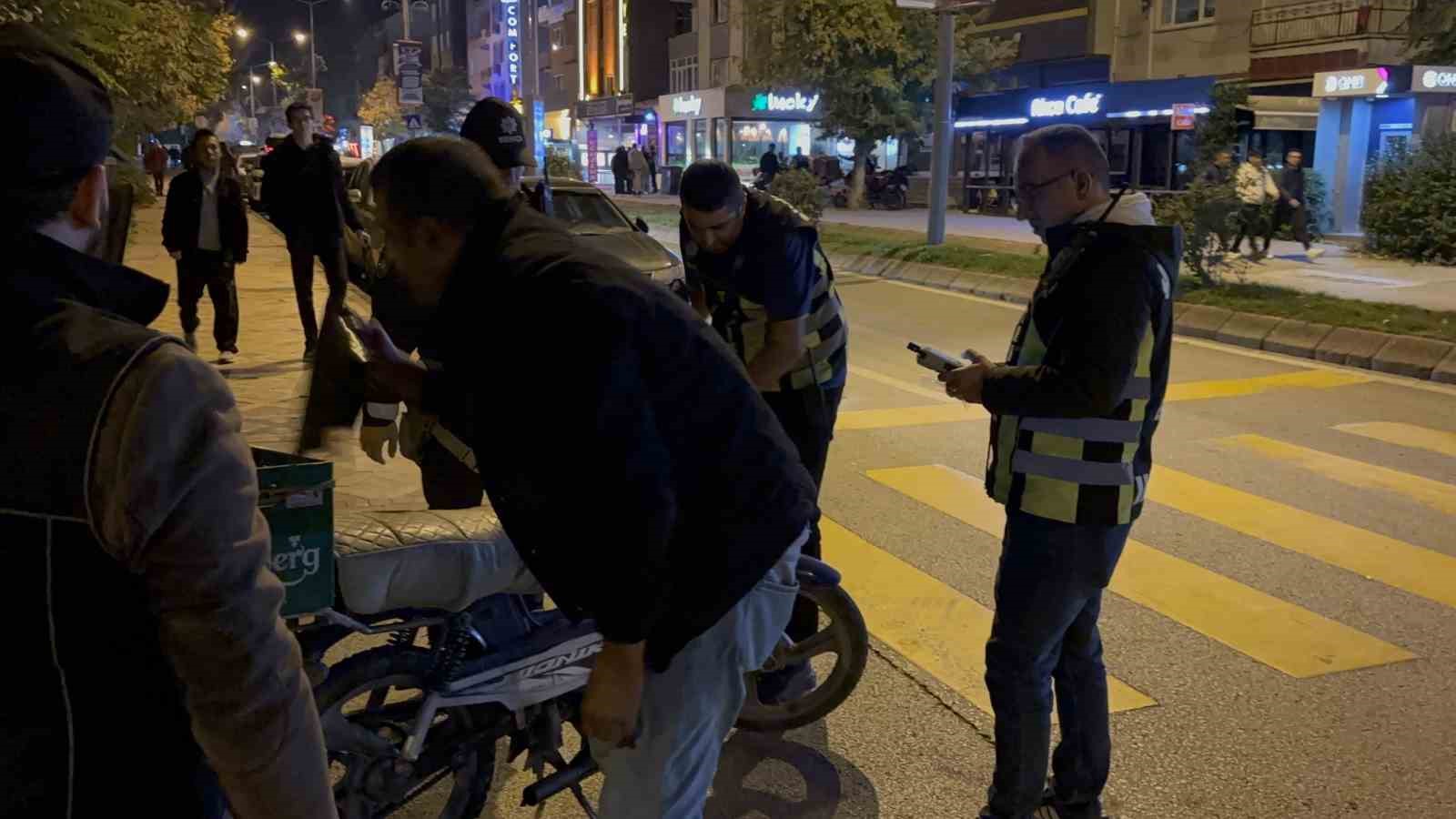Polis noktasından geçerken alkolün etkisiyle yere düştü, yakayı ele verdi 6 polis noktasindan gecerken alkolun etkisiyle yere dustu yakayi ele verdi 2 CTM8z6ee