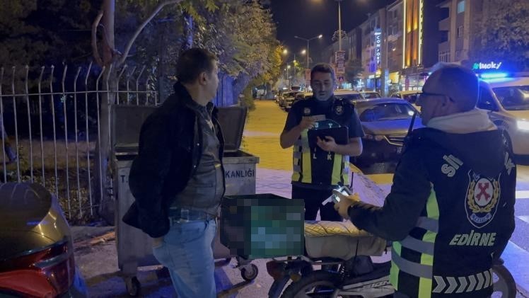 Polis noktasından geçerken alkolün etkisiyle yere düştü, yakayı ele verdi 7 polis noktasindan gecerken alkolun etkisiyle yere dustu yakayi ele verdi 3 PfjMsJzT