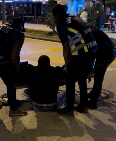 polis-noktasindan-gecerken-alkolun-etkisiyle-yere-dustu-yakayi-ele-verdi-eZ2sxpqL.jpg