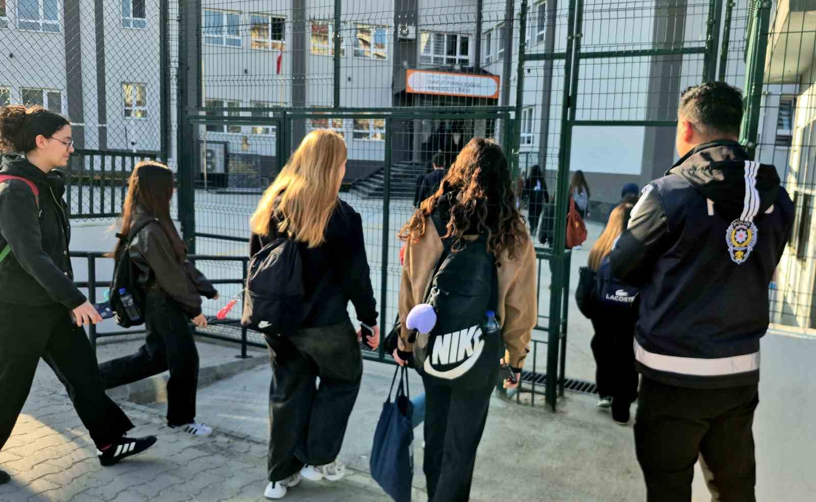 polis okul onlerinde kus ucurtmuyor 0 KphM3bJY