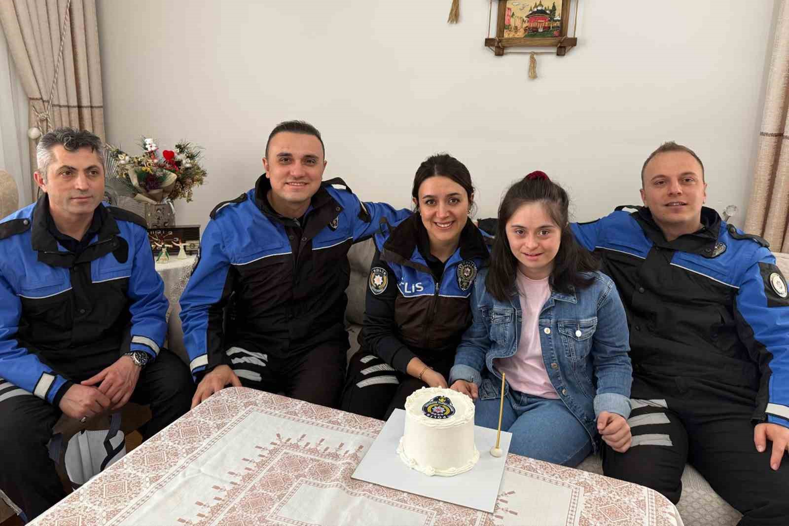 polis olma hayali kuran ireme dogum gununde uniforma surprizi 1 wDfJ9SUj