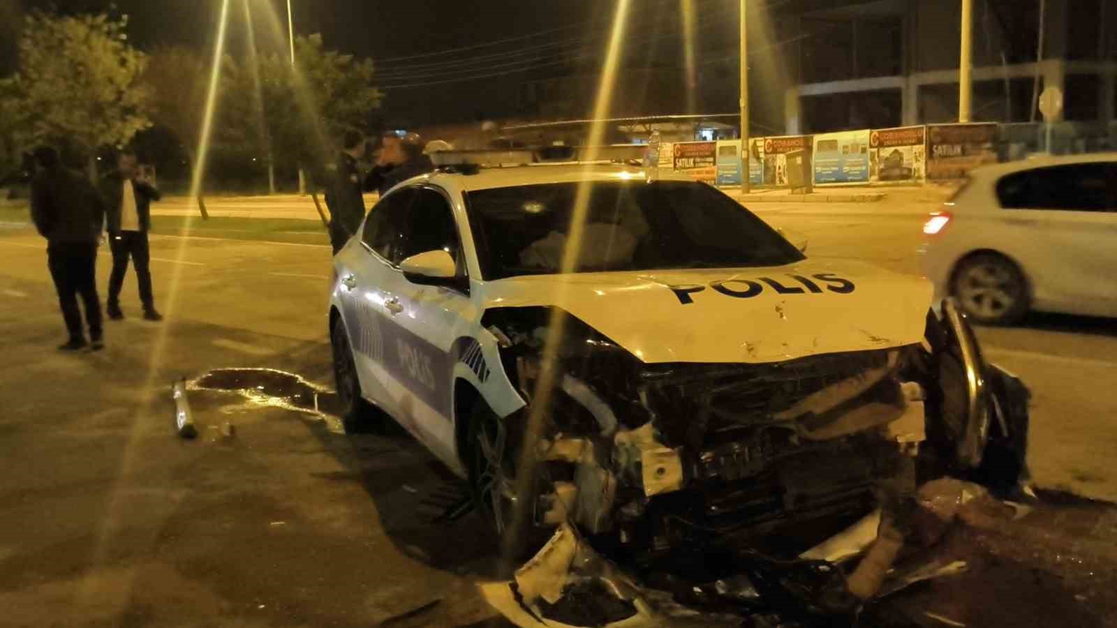 polis otosuna carpip patlamis lastiklerle kacti park halinde bulundu 0 Y8SlSvij