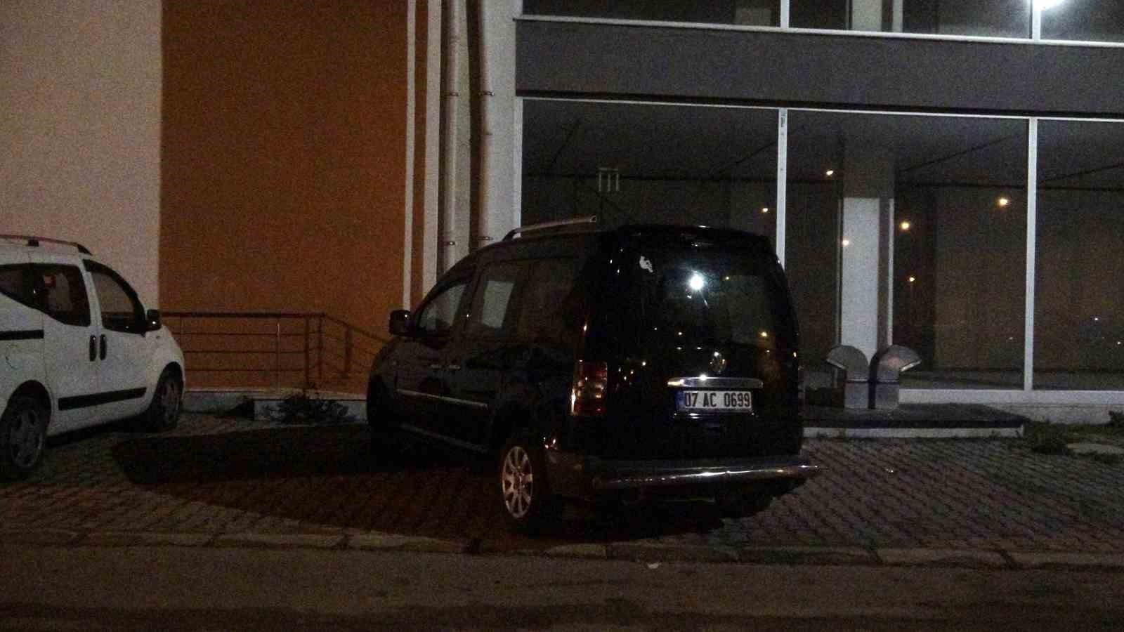 polis otosuna carpip patlamis lastiklerle kacti park halinde bulundu 4 4IUISCd2