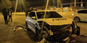 polis-otosuna-carpip-patlamis-lastiklerle-kacti-park-halinde-bulundu-ctHdUXgP.jpg