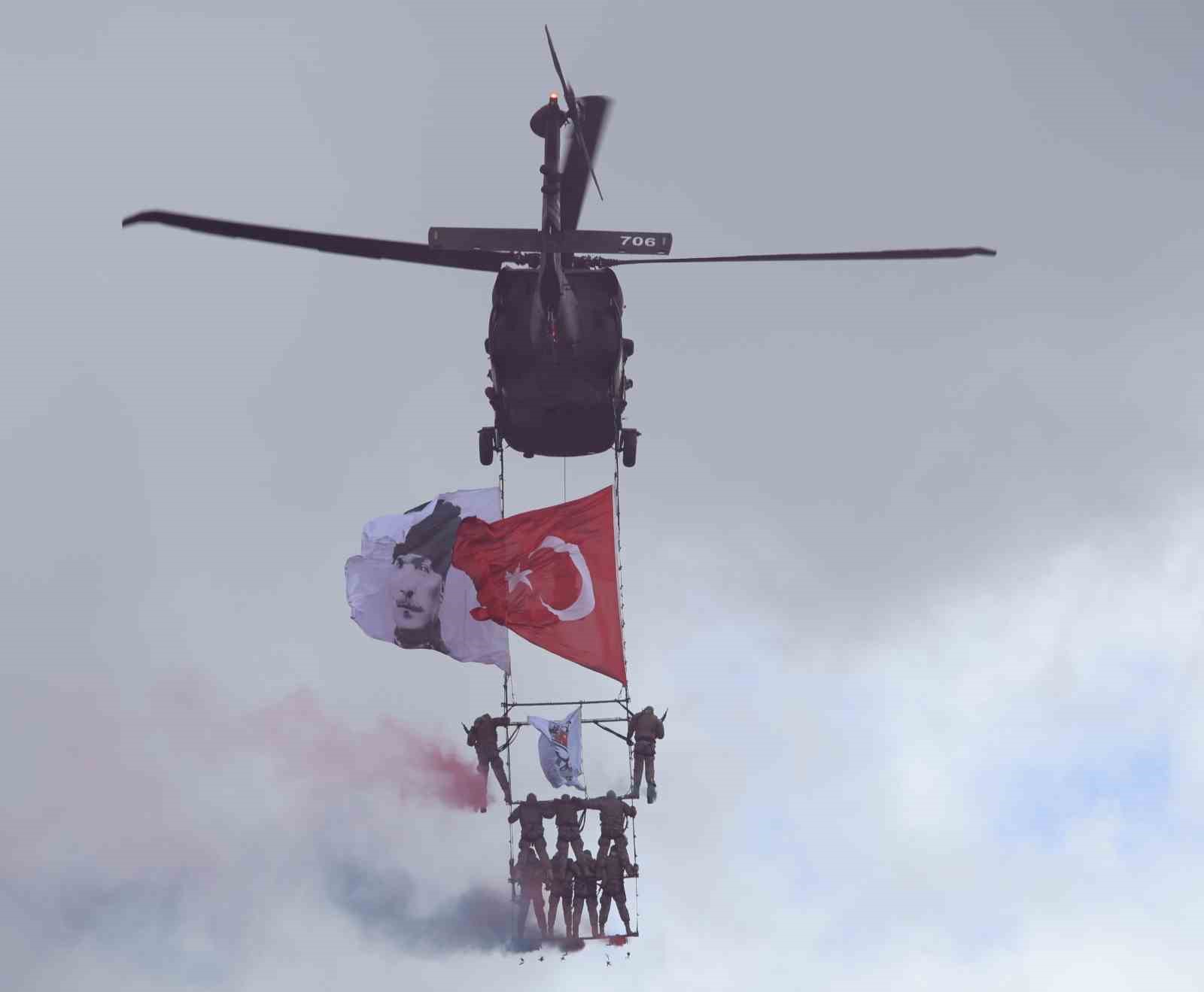 Polis özel harekatın helikopterli gösterisi nefes kesti 4 polis ozel harekatin helikopterli gosterisi nefes kesti 0
