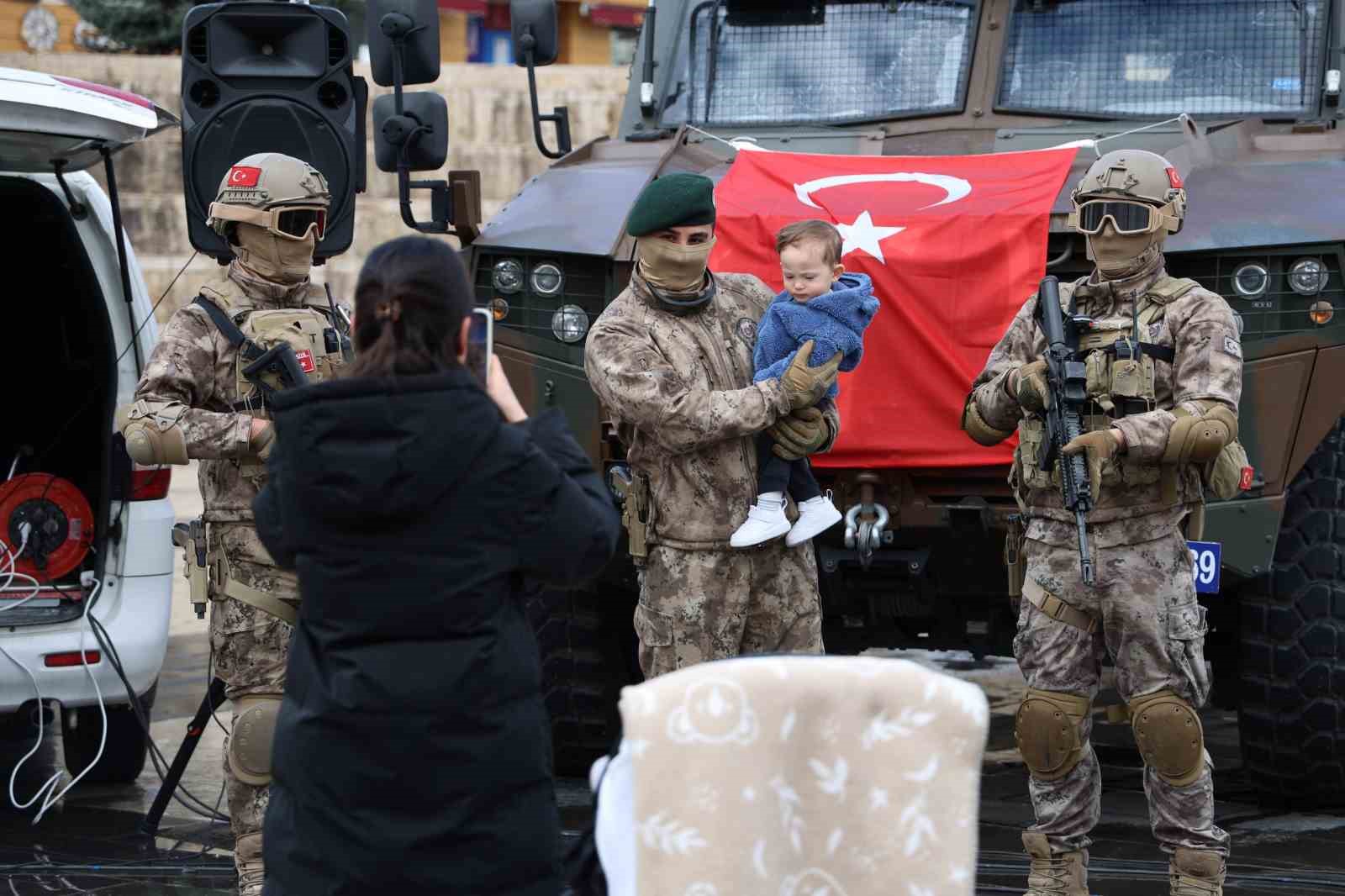 Polis özel harekatın helikopterli gösterisi nefes kesti 5 polis ozel harekatin helikopterli gosterisi nefes kesti 1 21tthfBa