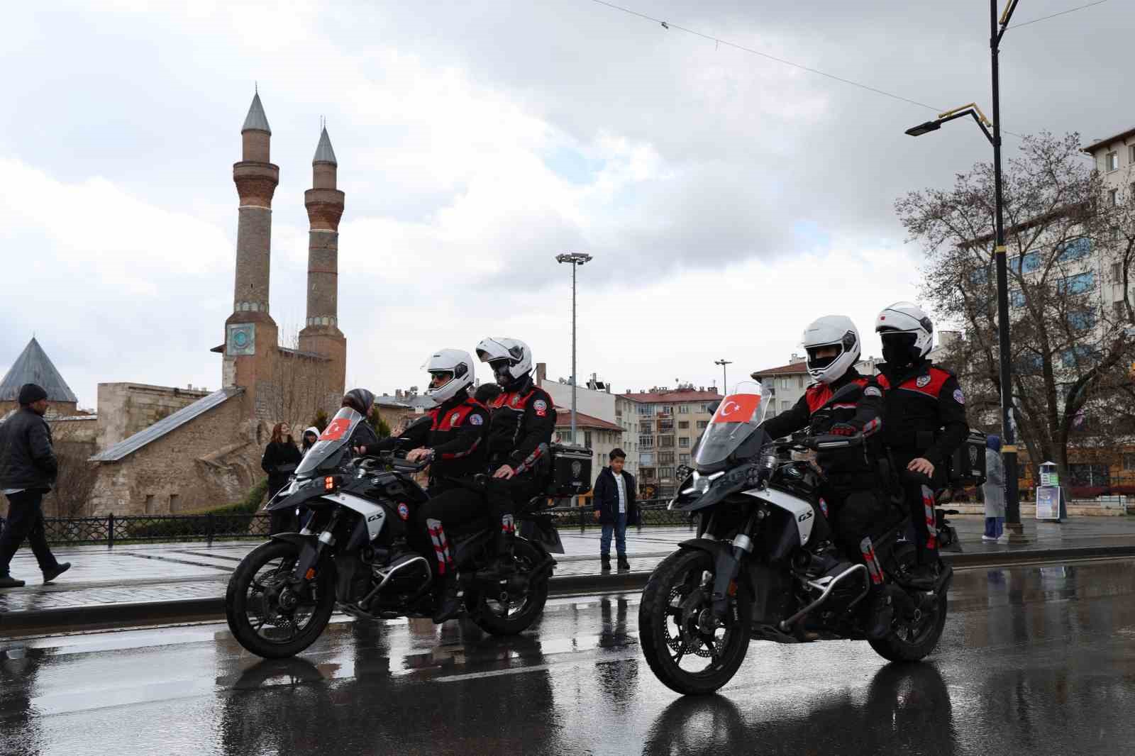 Polis özel harekatın helikopterli gösterisi nefes kesti 10 polis ozel harekatin helikopterli gosterisi nefes kesti 6 1i7shd74