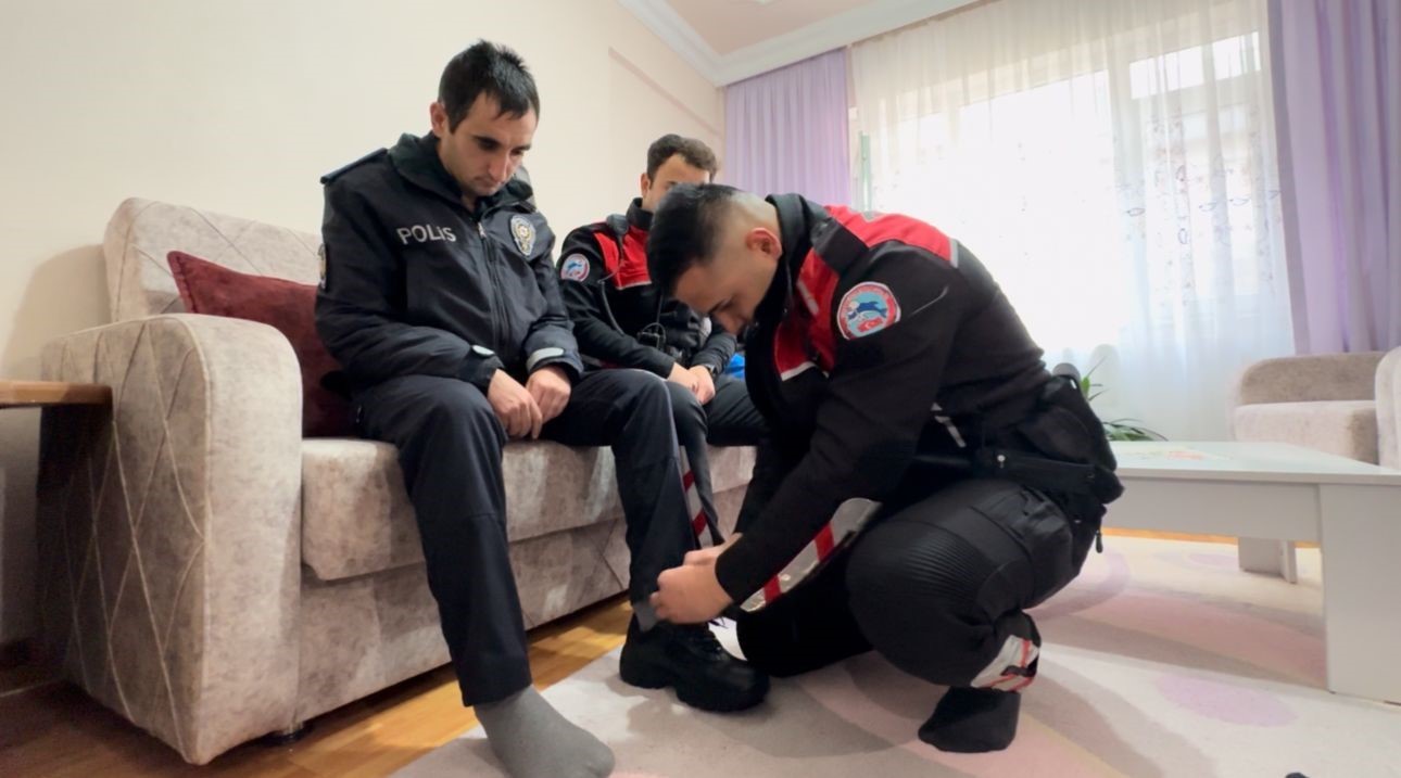 polis sevdalisi engelli genc uniforma ile devriye gorevine katildi 0 XVtspbvm