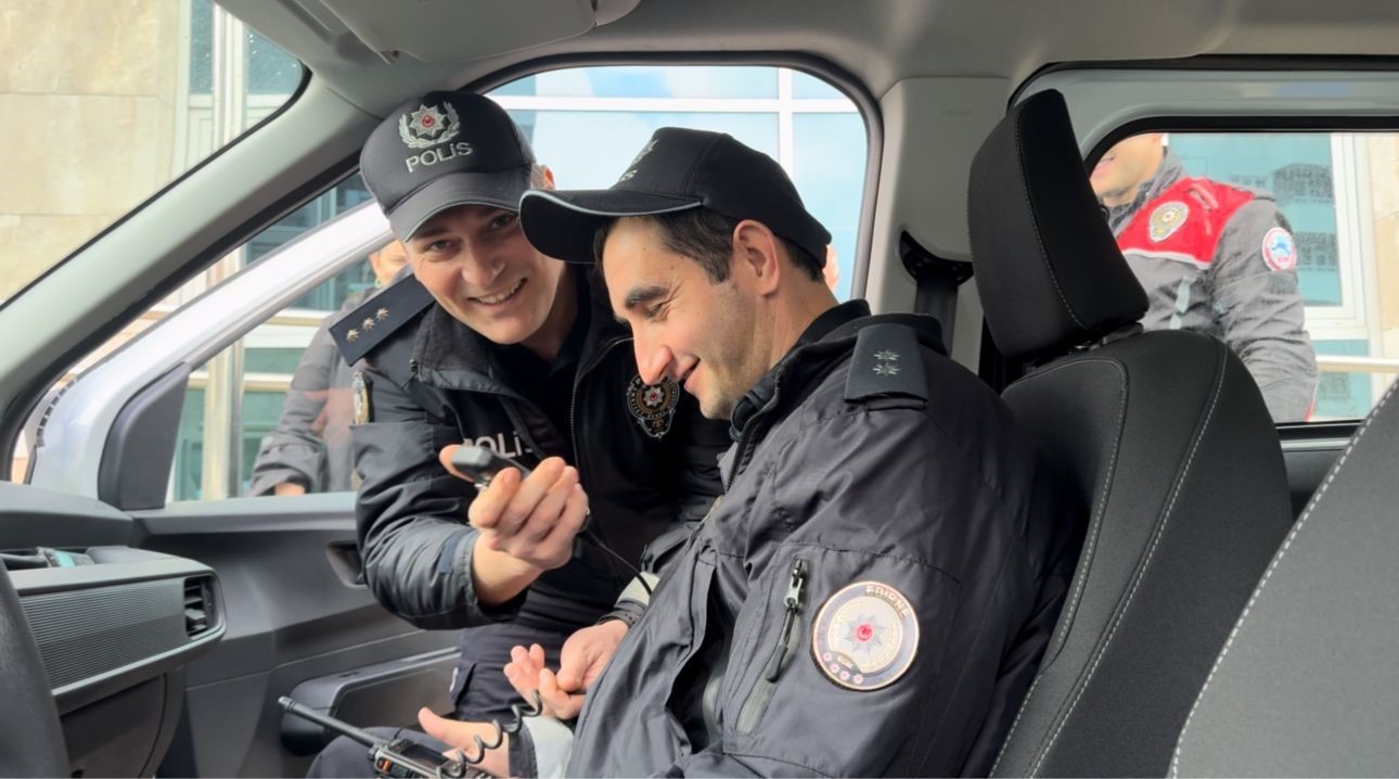 polis sevdalisi engelli genc uniforma ile devriye gorevine katildi 1 v3qL4WaY
