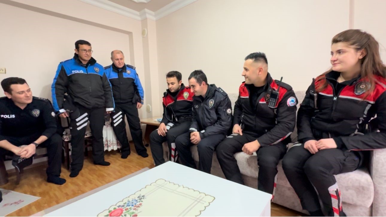 polis sevdalisi engelli genc uniforma ile devriye gorevine katildi 2 r62lNDEG